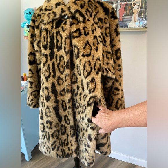 🐆 SAKS FIFTH AVENUE VINTAGE FAUX LEOPARD CHEETAH SWING FUR COAT - Picture 5 of 15